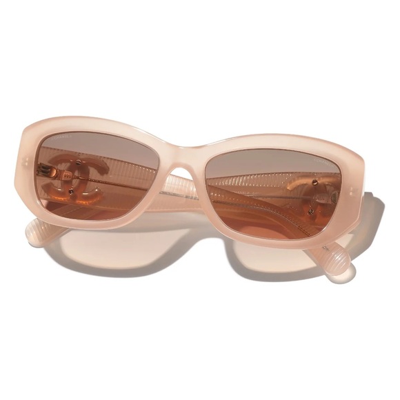 Authentic CHANEL CC logo Pink Blush Sunglasses with case (Excellent condition) main image 11